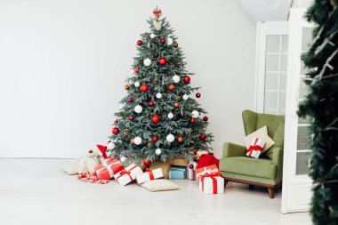 Noel ağacı mavi çam ile hediyeler yeni yılın Aralık ayı içinde kartpostal