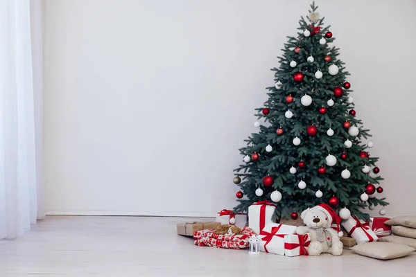 Nyår kort interiör i det vita rummet röd inredning och julgran med gåvor — Stockfoto