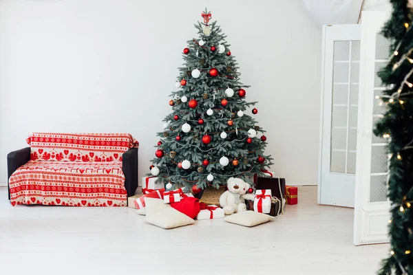 Árvore de Natal pinho azul com presentes interior ano novo dezembro cartão postal — Fotografia de Stock