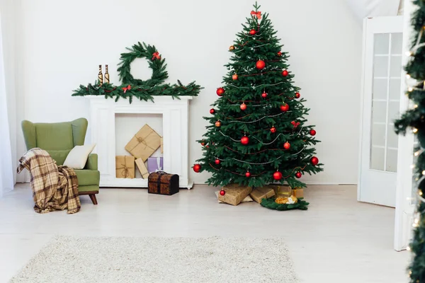 Oudejaarsavond kerstboom met slinger geschenken — Stockfoto