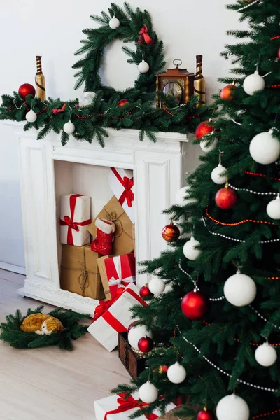 Árbol de Navidad de Nochevieja con regalos de guirnalda —  Fotos de Stock