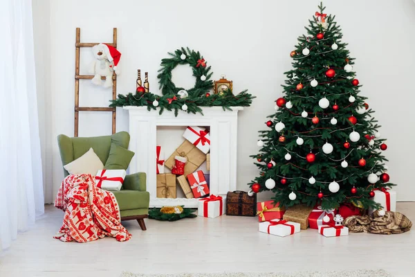 Παραμονή Πρωτοχρονιάς Χριστουγεννιάτικο Δέντρο με Δώρα Γκάρλαντ — Φωτογραφία Αρχείου