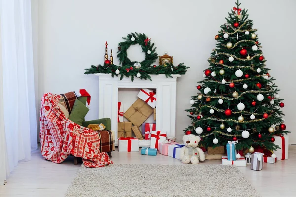 Oudejaarsavond kerstboom met geschenken — Stockfoto