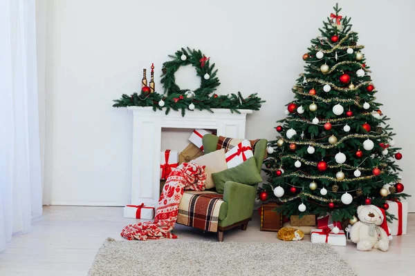 Oudejaarsavond kerstboom met geschenken decoratie — Stockfoto