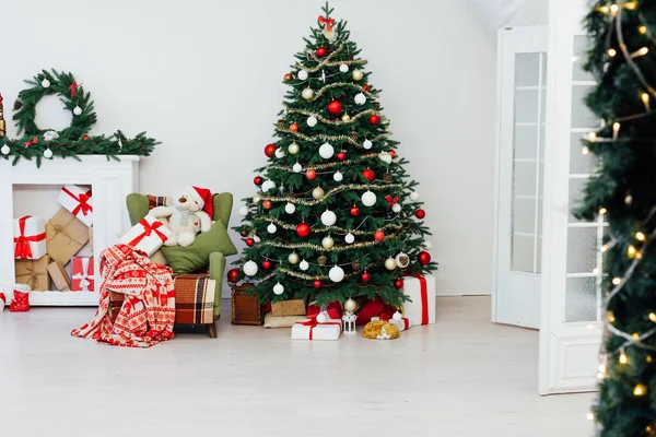Oudejaarsavond kerstboom met geschenken decoratie — Stockfoto