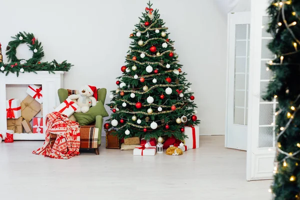 Albero di Natale di Capodanno con decorazioni regalo — Foto Stock