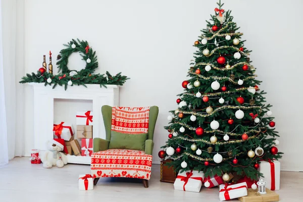 Szilveszter karácsonyfa ajándékokkal Decor — Stock Fotó