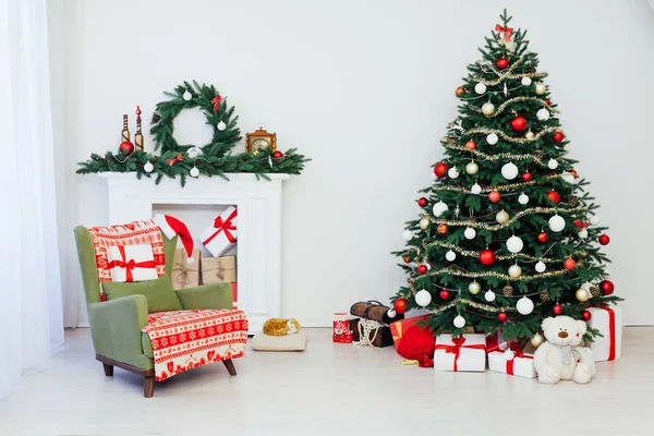 Oudejaarsavond kerstboom met geschenken decoratie — Stockfoto