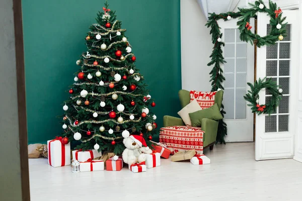 Julgran med gåvor inredning nytt år interiör semester vinter — Stockfoto