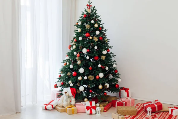 Capodanno sfondo albero di Natale con regali arredamento interer — Foto Stock