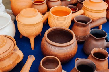 Arkaplan olarak yemek pişirmek için bir sürü çömlek