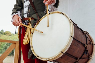 İnsan müzik için çubuklarla davul çalar.