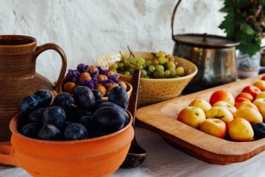 Lezzetli yemekler pişirmek için taze yemek masası.