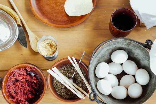 Mesa com alimentos frescos para cozinhar comida deliciosa — Fotografia de Stock