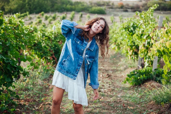 Mulher bonita coleta uvas em uma vinha — Fotografia de Stock