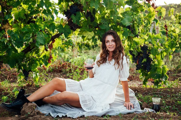 Mulher bonita em vestido branco com laptop trabalhar online com um copo de vinho — Fotografia de Stock