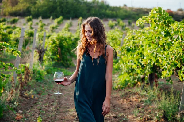 Bella donna in abito con un bicchiere di vino a un picnic in vigna — Foto Stock