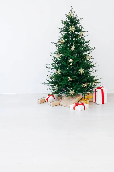 Árvore de Natal com decorações e presentes novo ano de férias — Fotografia de Stock