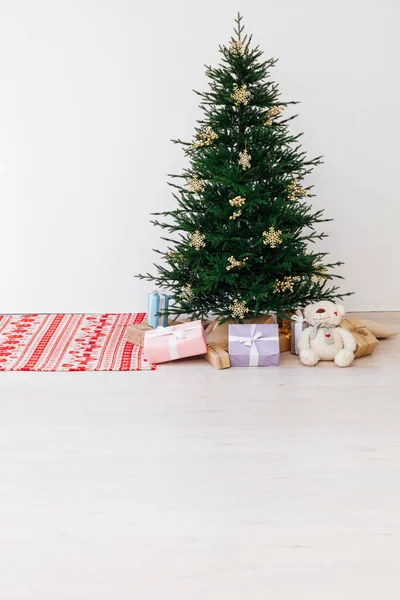 Árvore de Natal com decorações e presentes feriado de Ano Novo — Fotografia de Stock