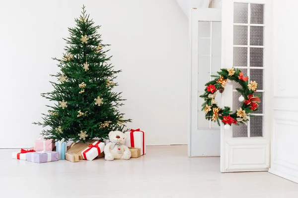 Arbre de Noël avec décorations et cadeaux Nouvel An vacances — Photo