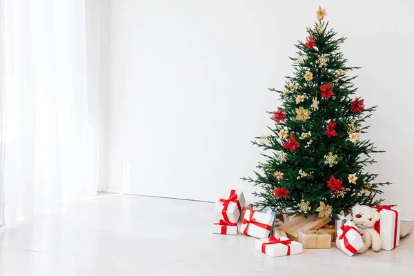 Albero di Natale con decorazioni e regali interni della casa nuova vacanza bianca — Foto Stock