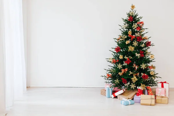 Árbol de Navidad con decoraciones y regalos interior de la casa nueva fiesta blanca —  Fotos de Stock