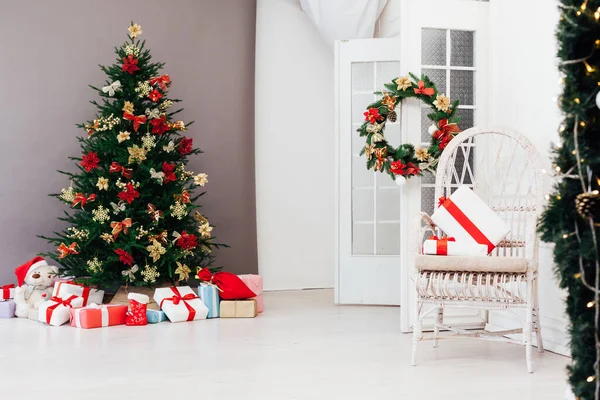 Kerstboom dennen met nieuwjaar geschenken vakantie rode decoratie decor grijze achtergrond — Stockfoto