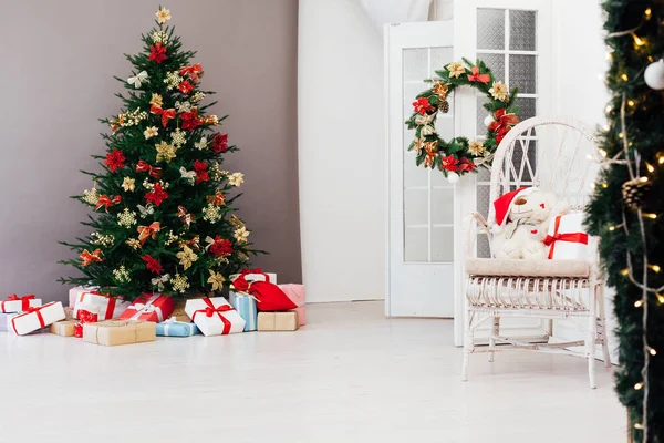 Karácsonyfa fenyő újévi ajándékok ünnep piros dekoráció szürke háttér — Stock Fotó