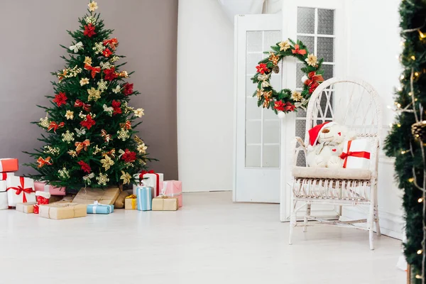 クリスマスツリーは、新しい年の贈り物休日の赤い装飾の装飾グレーの背景で松 — ストック写真