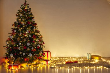 Işıklar Noel ağacını hediyelerle süslüyor Yeni yıl gecesi