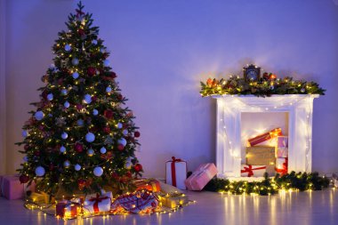 Işıklar Noel ağacını hediyelerle süslüyor Yeni yıl gecesi