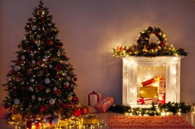 Işıklar Noel ağacını hediyelerle süslüyor Yeni yıl gecesi