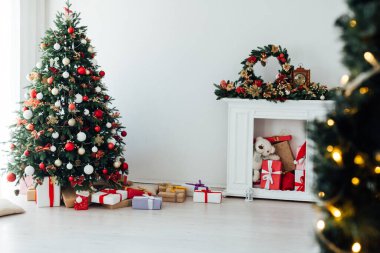 Yılbaşı ağacı hediye süslemeleriyle süslenmiş Aralık ayı.