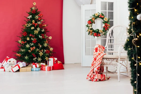 Árvore de Natal com presentes do ano novo feriado decorações vermelhas — Fotografia de Stock