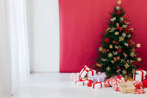 Árbol de Navidad con regalos de año nuevo decoraciones rojas de vacaciones —  Fotos de Stock