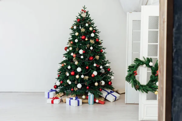 Véspera de Ano Novo árvore de Natal interior com presentes de decoração de férias — Fotografia de Stock