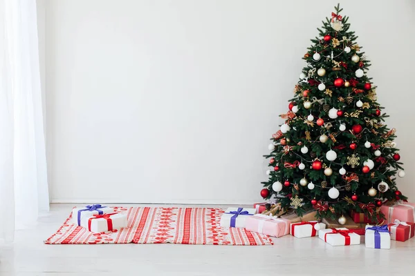 Capodanno albero di Natale interno con regali di arredamento vacanza — Foto Stock