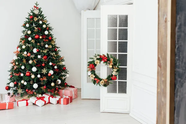 Silvester Weihnachtsbaum Interieur mit Feiertagsdekor Geschenke — Stockfoto