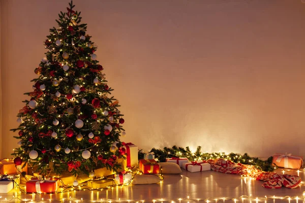 Guirnalda de luces Árbol de Navidad con regalos interior noche de año nuevo — Foto de Stock