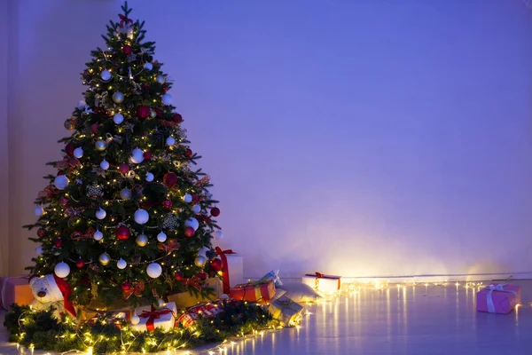 Luci ghirlanda Albero di Natale con regali interni notte di Capodanno — Foto Stock