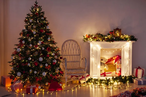 Licht slinger kerstboom met geschenken interieur nieuwjaar nacht — Stockfoto