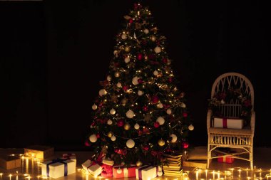 Noel ağacı ışıkları ve Yeni Yıl Arifesi