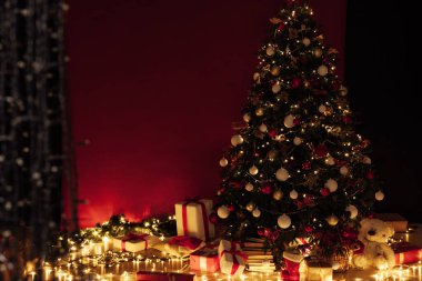 Noel ağacı ışıkları ve Yeni Yıl Arifesi