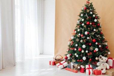 Yılbaşı ağacı hediye süslemeleriyle süslenmiş Aralık ayı.
