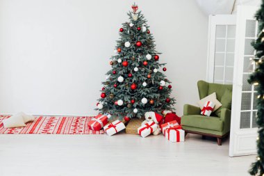 Noel ağacı mavi çam ile hediyeler yeni yılın Aralık ayı içinde kartpostal