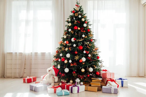 Árvore de Natal pelo interior da janela do quarto presentes de férias de Ano Novo — Fotografia de Stock