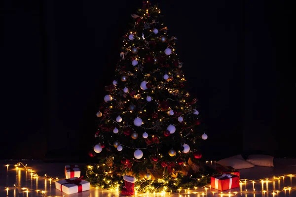 Luces del árbol de Navidad y Nochevieja — Foto de Stock