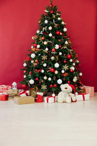 Interior de Año Nuevo con Árbol de Navidad con guirnalda de decoración de regalos Diciembre 2021 —  Fotos de Stock