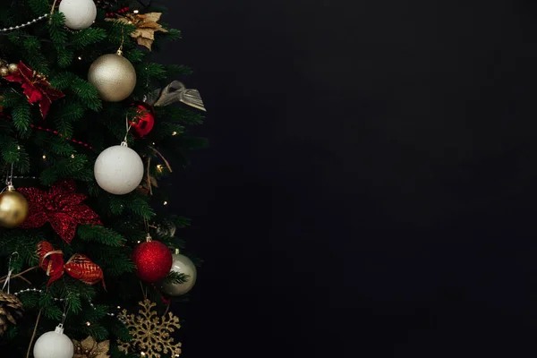 Nový rok interiér s vánoční stromeček s dárky věnec prosinec 2021 — Stock fotografie