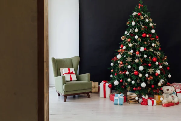 Interior de Año Nuevo con Árbol de Navidad con Regalos decoración guirnalda diciembre — Foto de Stock